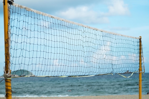 Photo close-up of net on beach against sky