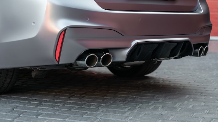 Photo close up of new sport car with dual exhaust pipe exhaust pipe and back part of car