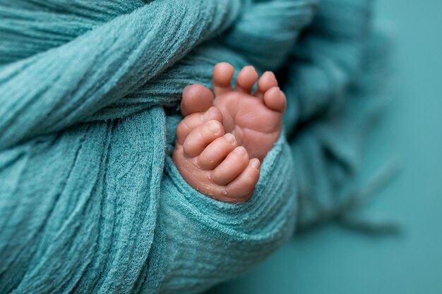 Foto primo piano dei piedi del neonato