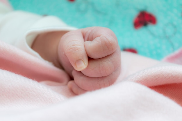 Foto close-up della mano di una neonata