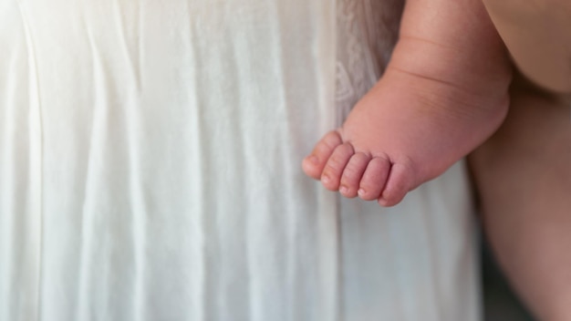 Крупным планом ноги новорожденного мальчика на белом фоне Спящий ребенок Изображение детства