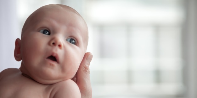 Primo piano della testa del neonato nella mano del padre