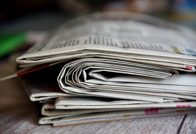 Photo close-up of newspapers on table