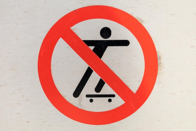 벽 에 있는 스케이트 보드 를 타는 것 이 금지 된 표지판 의 클로즈업