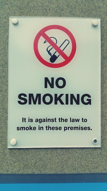 Photo close-up of no smoking sign on wall