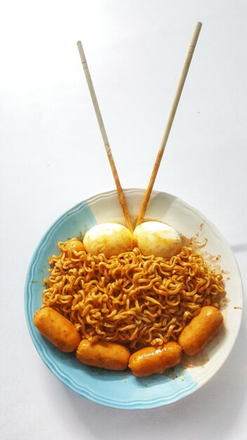 Photo close-up of noodles in bowl on table