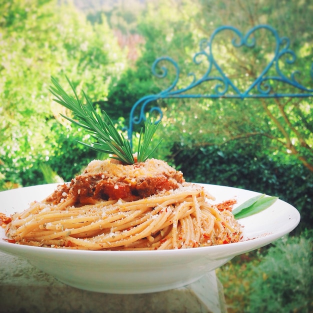 Foto close-up di una ciotola di tagliatelle