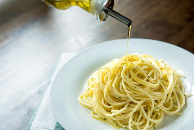 Photo close-up of noodles in plate on table