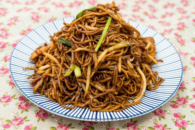 Photo close-up of noodles in plate on table