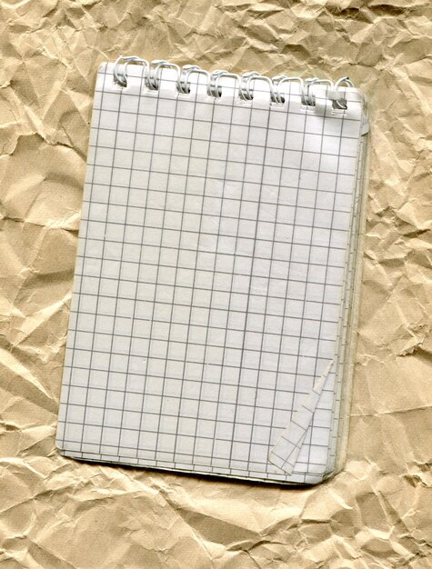 Photo close-up of note pad on crumpled paper