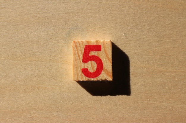 Foto close-up del numero 5 sul legno