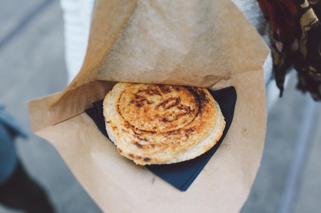 Foto close-up di un numero su un panino in un sacchetto di carta