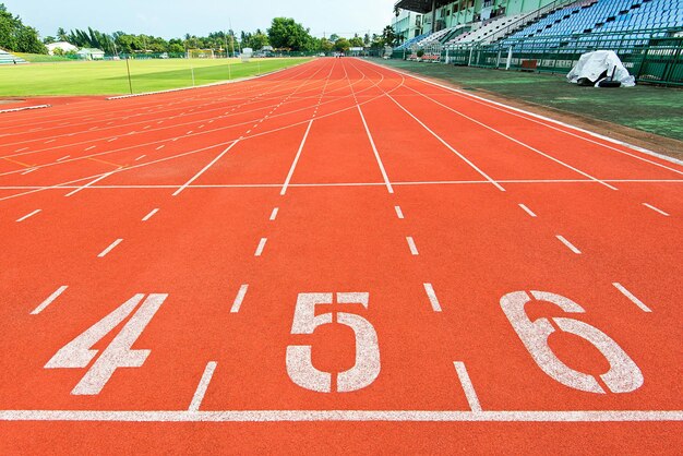 Foto prossimo piano dei numeri sulla pista di corsa