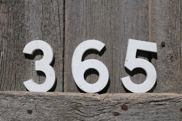 Foto close-up di numeri su legno