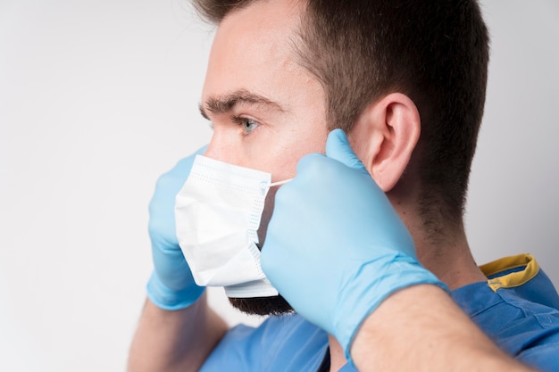 Photo close-up nurse wearing medical mask