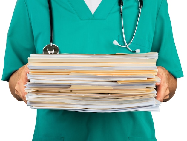 Крупный план медсестры со стопкой документов, файлов