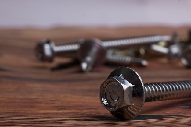 Photo close-up of nut and bolts on table