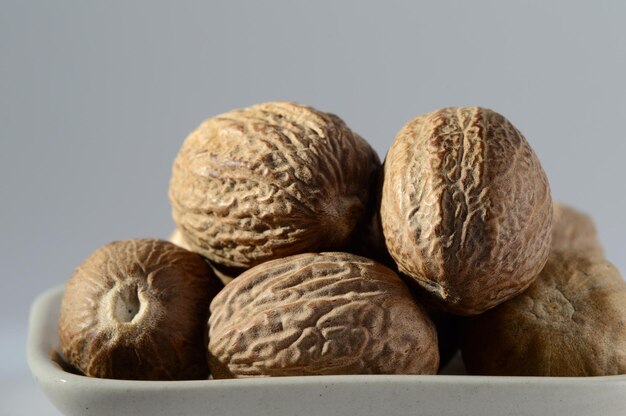 Photo close up of nutmeg in a white plate