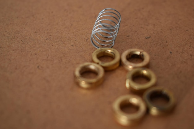 Photo close up of nuts with spring on table