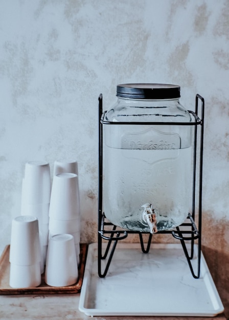 Photo close-up of objects on table against wall in winter