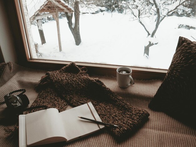 Photo close-up of objects on window sill