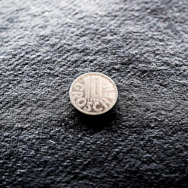 Фото Крупный план монеты в 10 грошей на столе