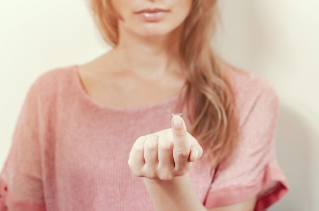 写真 白い背景の美しい若い女性のクローズアップ