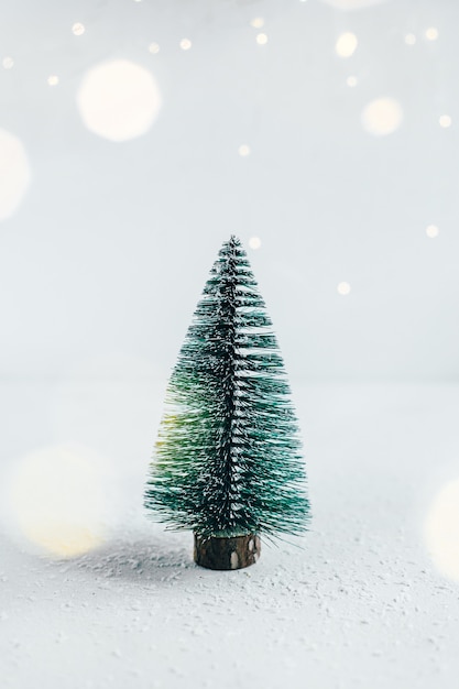 写真 白い背景の上のクリスマスツリーのおもちゃのクローズアップ
