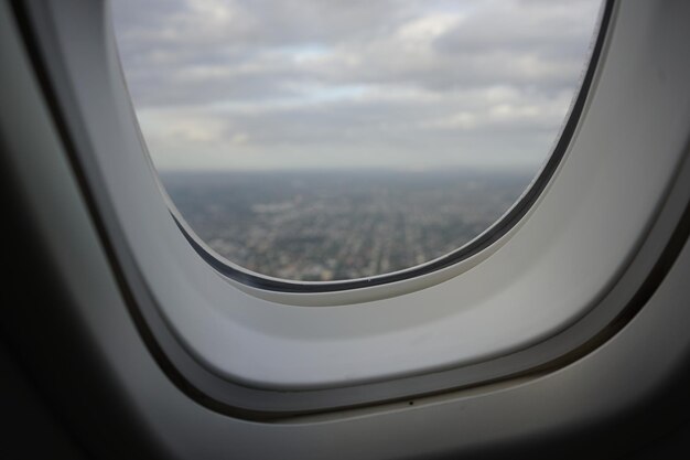 写真 飛行機の窓のクローズアップ