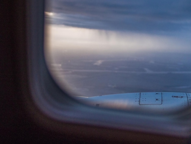 写真 窓から見た飛行機の翼のクローズアップ
