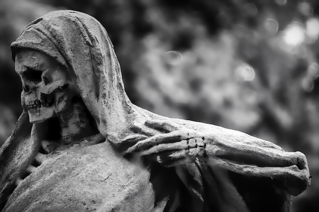 Фото Клоуз-ап статуи ангела на кладбище