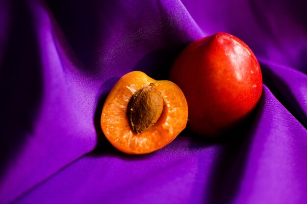Фото Крупный план абрикоса на столе