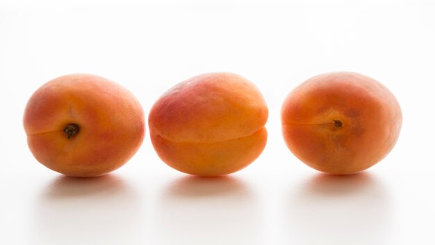 Фото Близкий план абрикосов на белом фоне