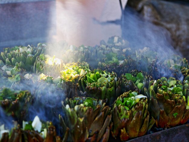 写真 煙の付いた artichokesのクローズアップ