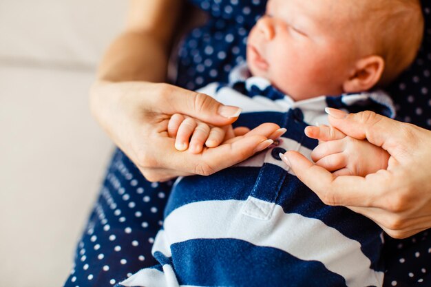 写真 手をつないでいる男の子のクローズアップ