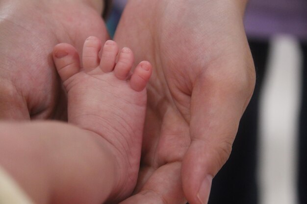 Фото Близкий взгляд на ноги младенца