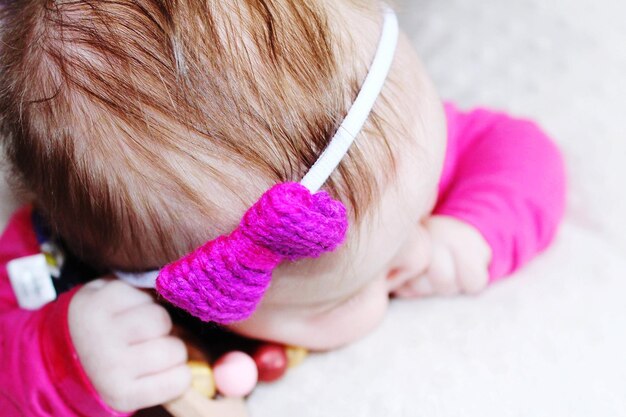 Фото Клоуз-ап маленькой девочки с розовой повязкой на голове