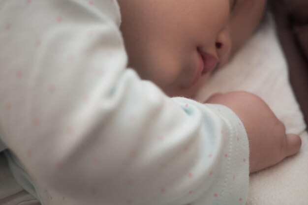 사진 침대 위 에 자고 있는 아기 의 클로즈업