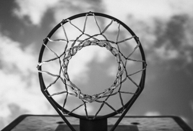 Фото Крупный план баскетбольного кольца на небе