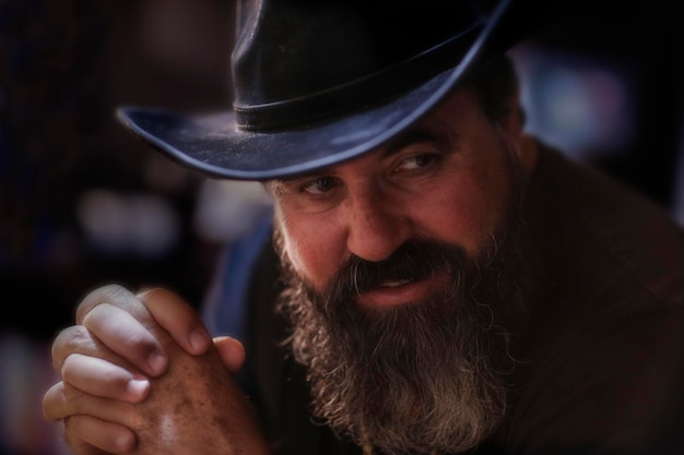 Фото Близкий кадр бородатого зрелого мужчины в шляпе