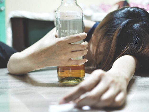 写真 テーブルの上のビール飲むグラスのクローズアップ