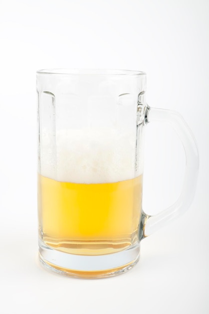 写真 白い背景のビールグラスのクローズアップ