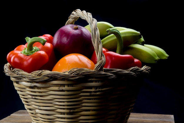 Фото Близкий план перца и фруктов в корзине