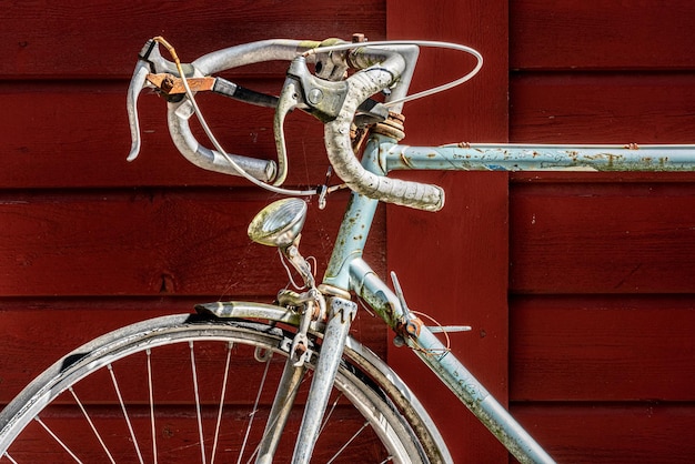 写真 壁に対する自転車のクローズアップ