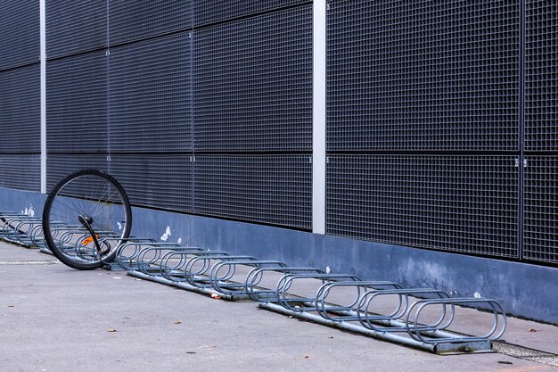 写真 金属上の自転車のクローズアップ