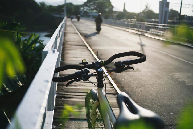 写真 都市の道路上の自転車のクローズアップ