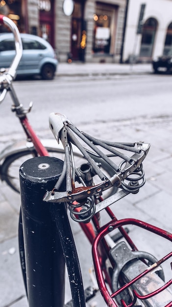 Фото Близкий снимок велосипеда на улице