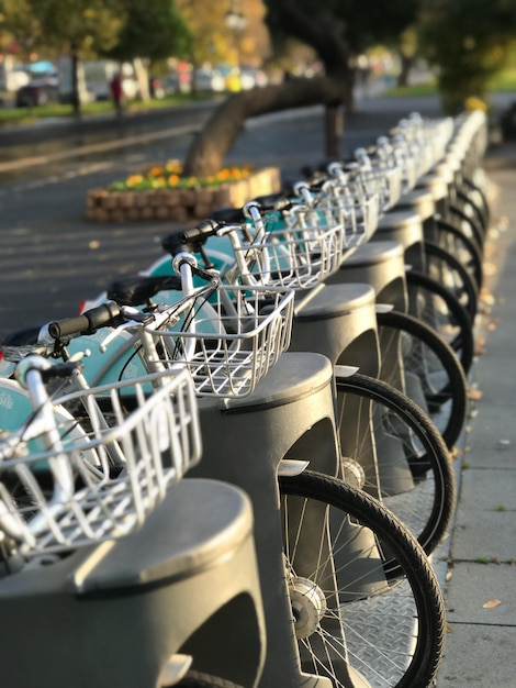 Фото Клоуз-ап велосипеда, припаркованного на улице в городе
