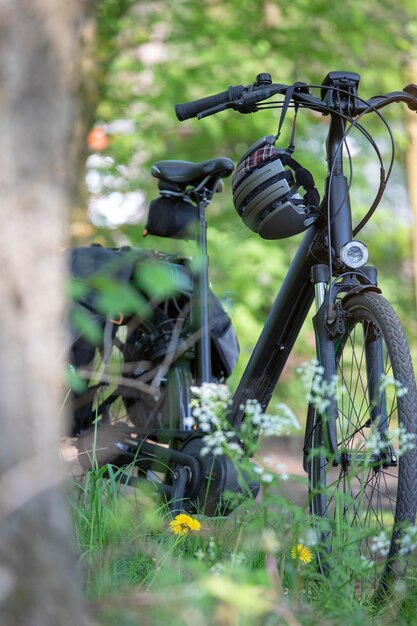 写真 フィールドでの自転車の車輪のクローズアップ