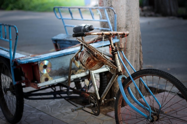 写真 通りの自転車のクローズアップ